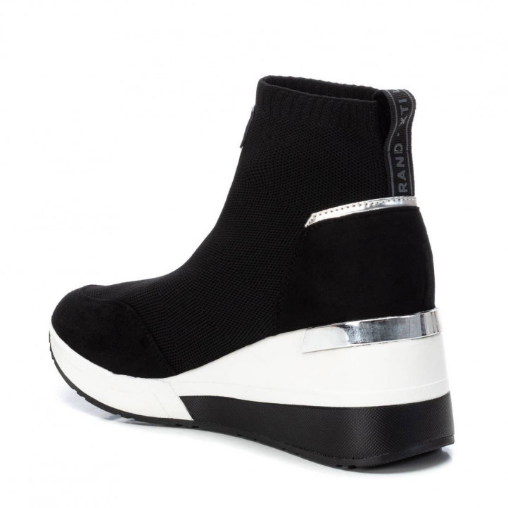 Zapatillas cuña Xti 044172 negras con detalles plateados - Querol online