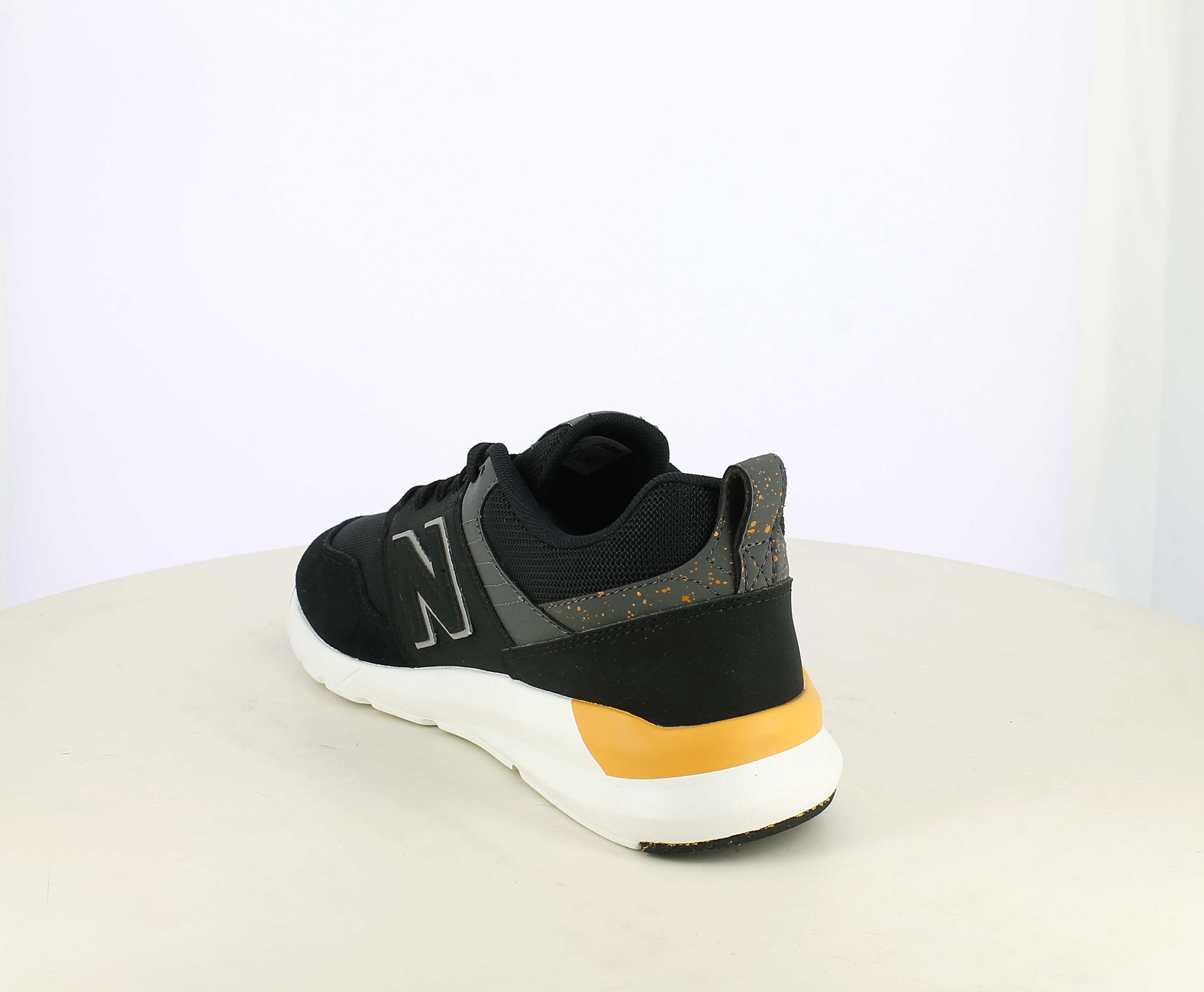 new balance en negras