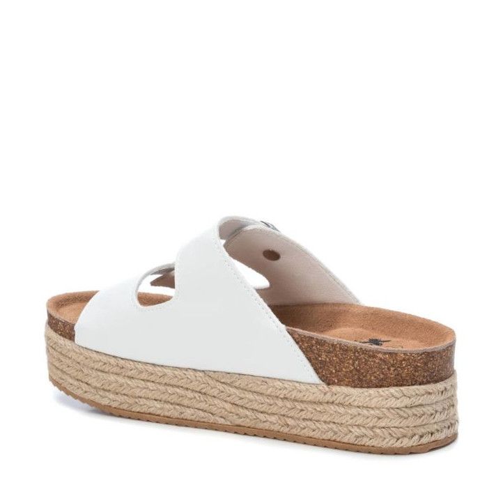 Sandàlies plataformes Owel blanques amb sola estil espart, capdavantera rodona i acabats en mirall - Querol online