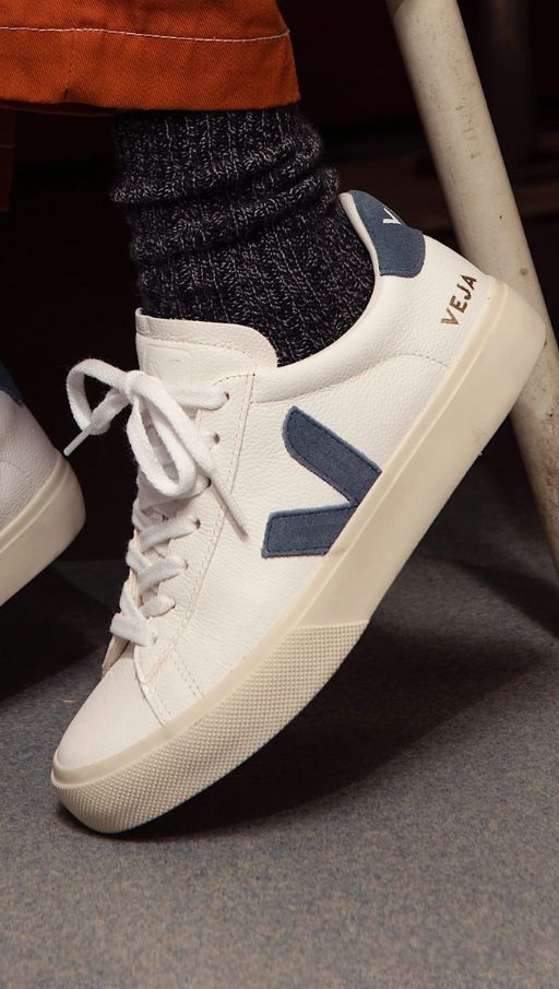 Zapatillas Veja con logo azul, deportivas sostenibles de moda, ideales para hombre y mujer. Calzado Veja con diseño minimalista, suela blanca y cordones clásicos
